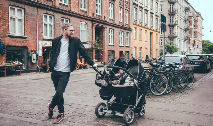 En pappa med barnvagn på stan