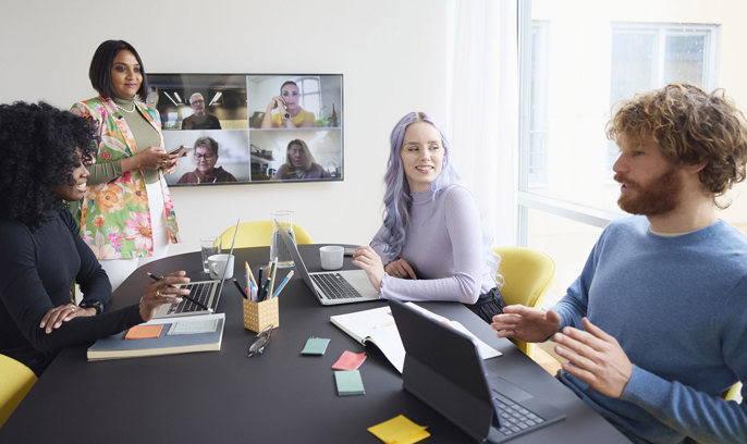 Ett hybridmöte på ett kontor