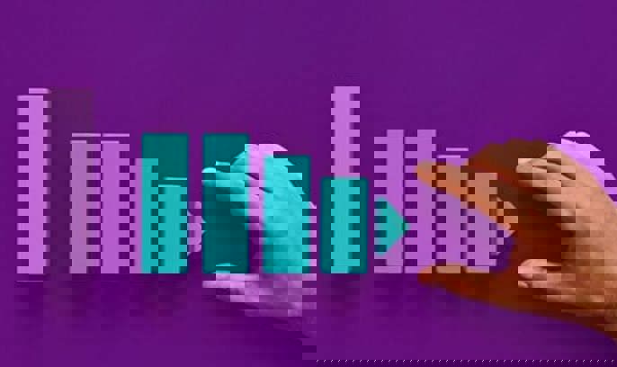 En hand som leker med klossarna för symbolen "se vad du får i pension"