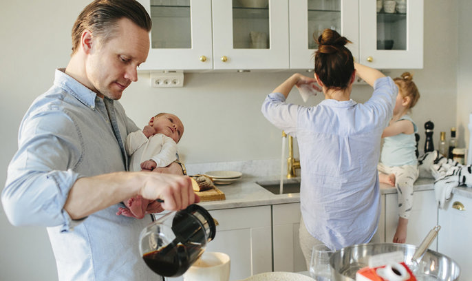 En småbarnsfamilj i ett kök