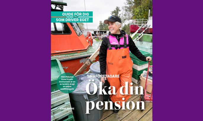 En fiskare står vid sin fiskebåt